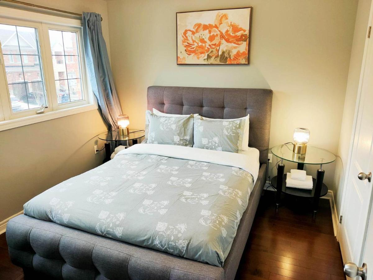 Affordable Room With Free Parking In Newmarket On Esterno foto