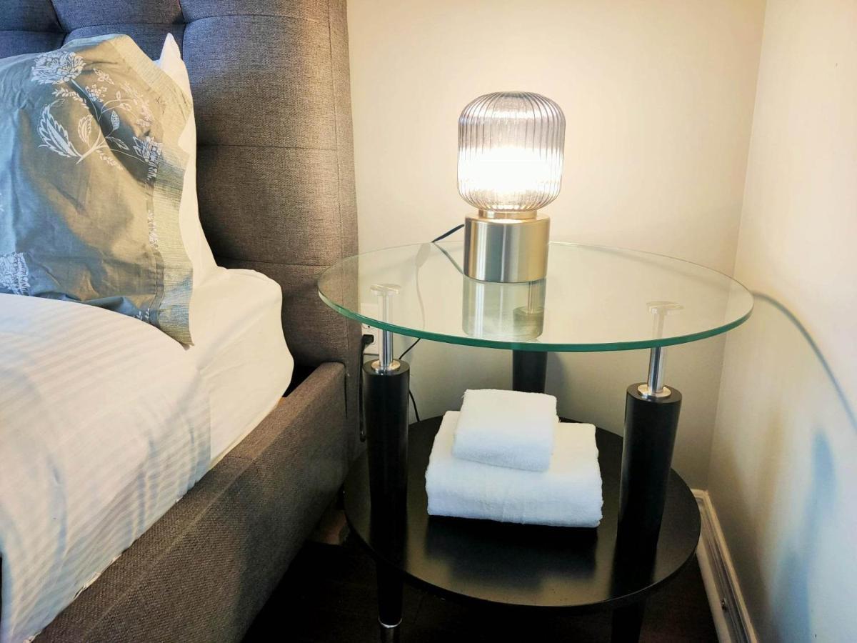 Affordable Room With Free Parking In Newmarket On Esterno foto
