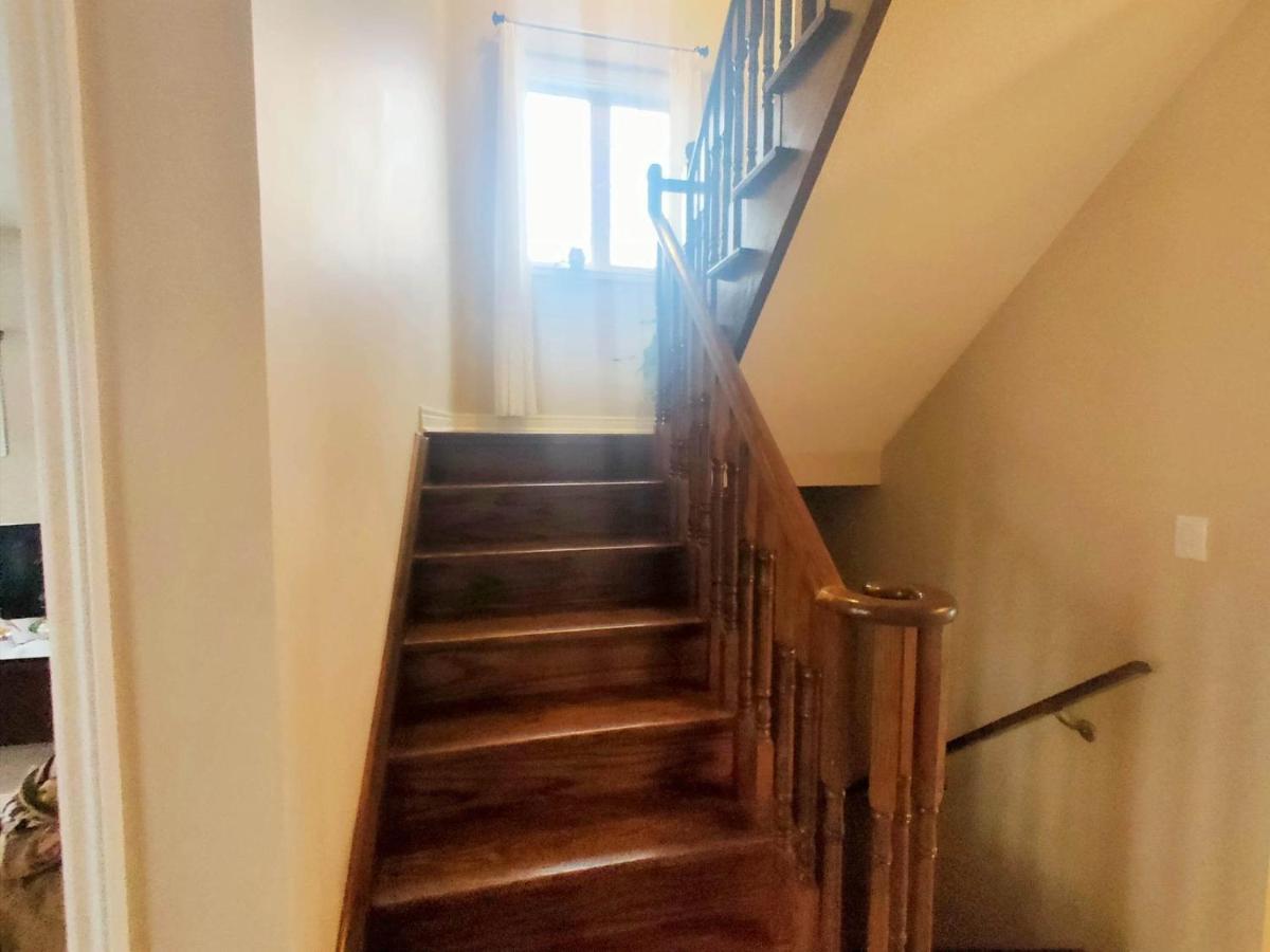 Affordable Room With Free Parking In Newmarket On Esterno foto