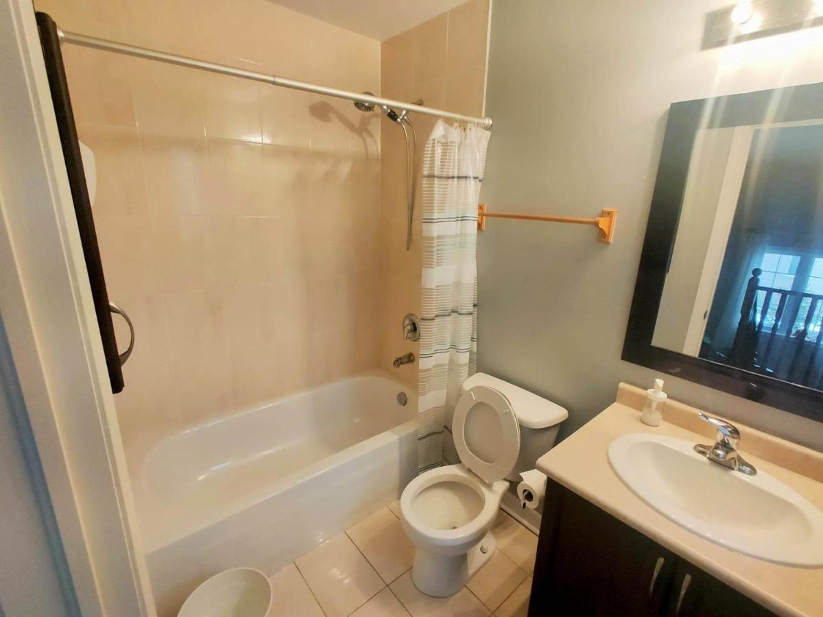 Affordable Room With Free Parking In Newmarket On Esterno foto