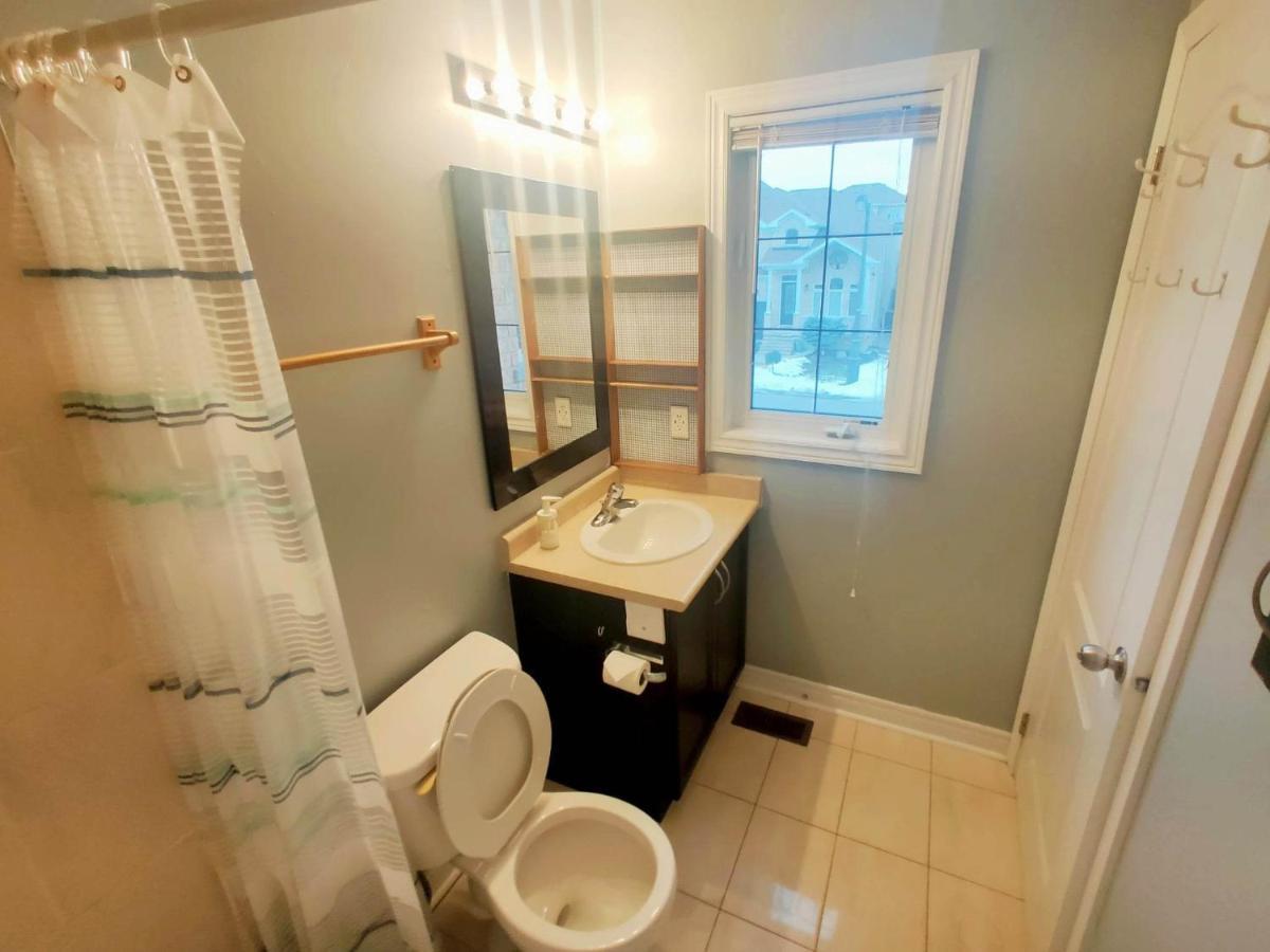 Affordable Room With Free Parking In Newmarket On Esterno foto