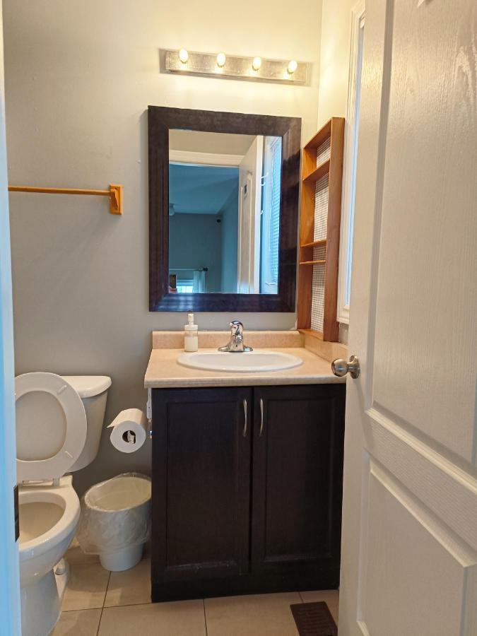 Affordable Room With Free Parking In Newmarket On Esterno foto