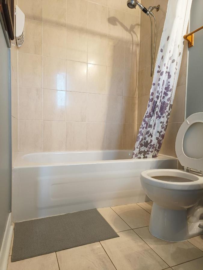 Affordable Room With Free Parking In Newmarket On Esterno foto