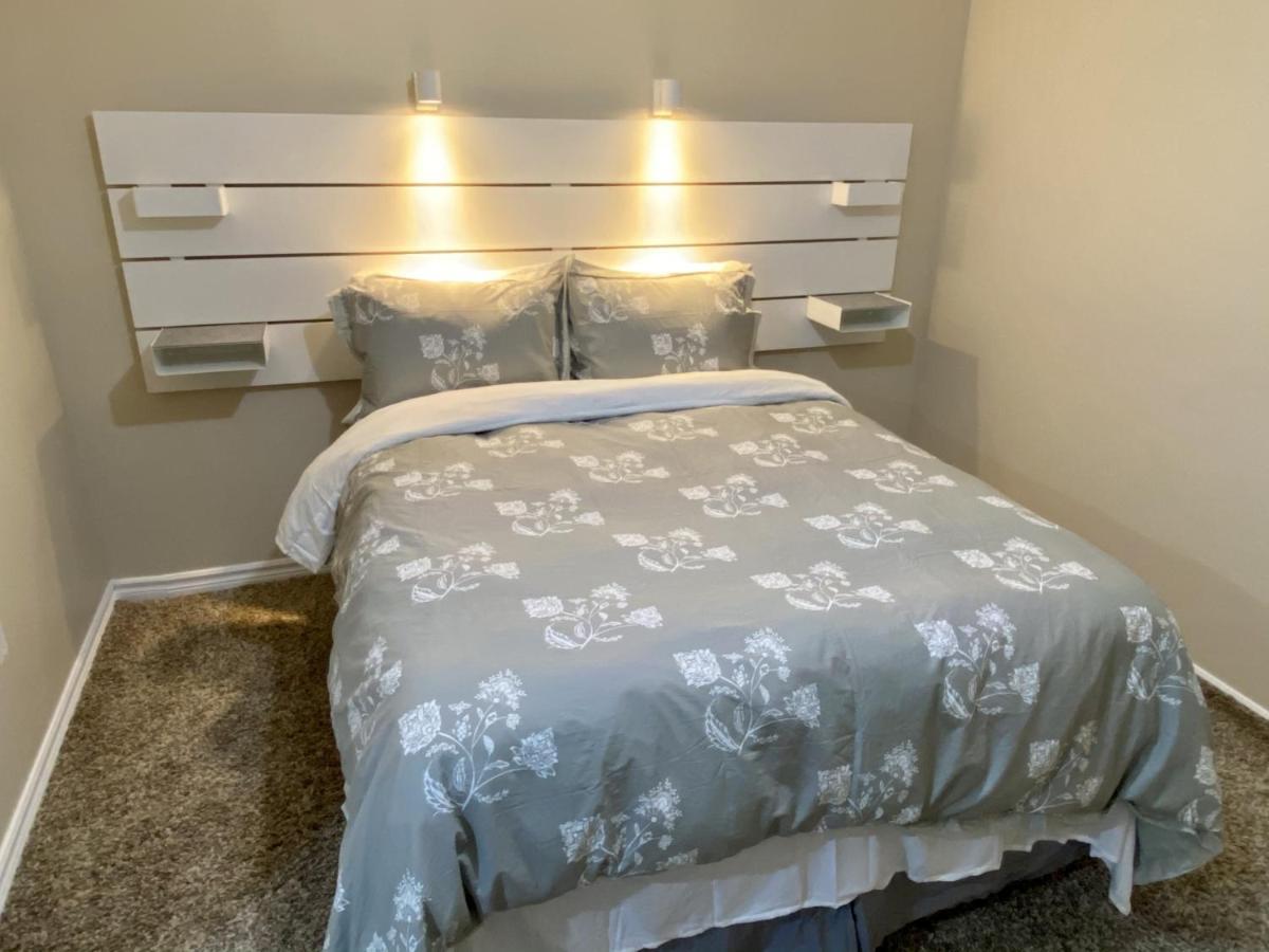 Affordable Room With Free Parking In Newmarket On Esterno foto