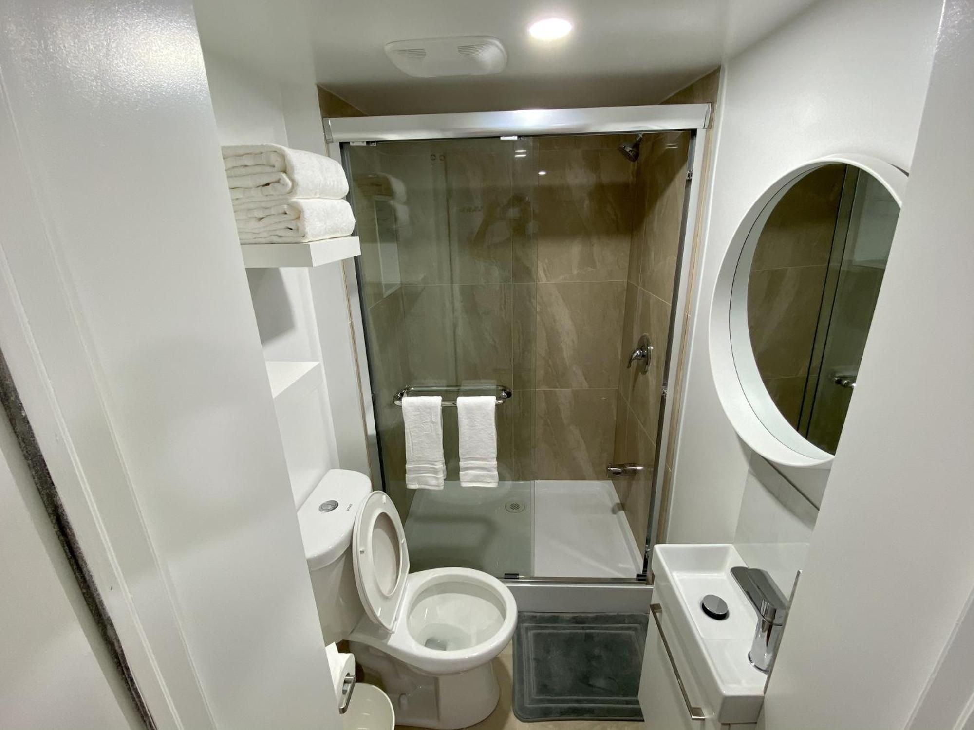 Affordable Room With Free Parking In Newmarket On Esterno foto