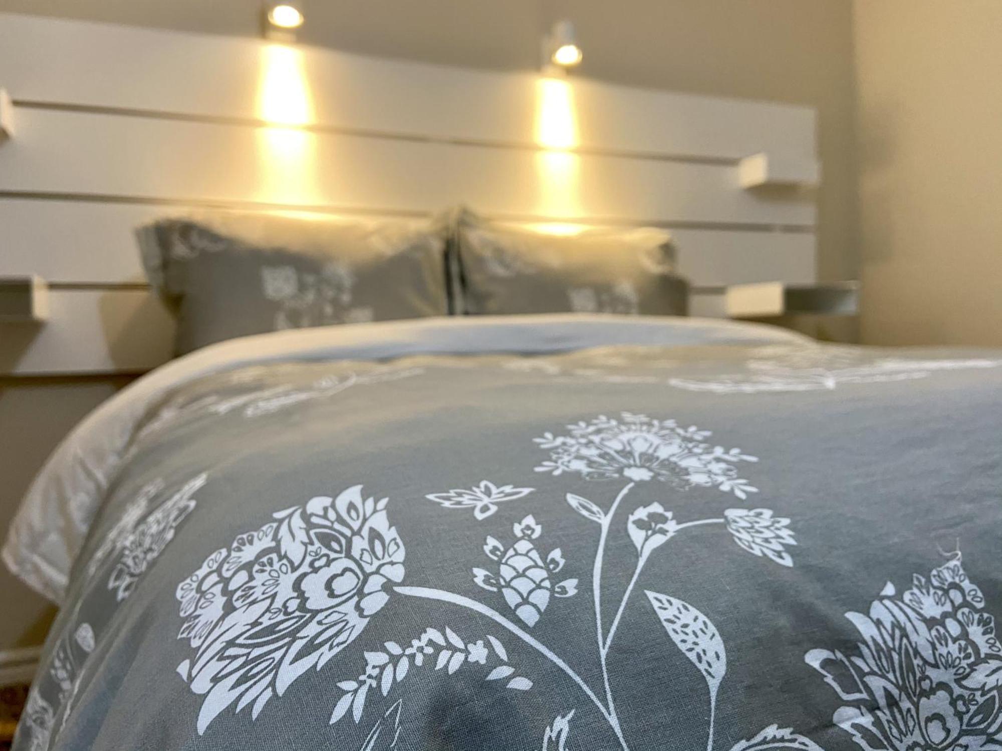 Affordable Room With Free Parking In Newmarket On Esterno foto
